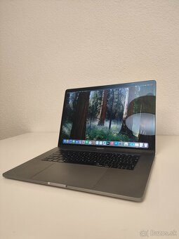 MacBook Pro 15" 2018 | i7 • 16GB • 256GB - 3