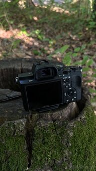 Sony Alpha ii + adaptér a 4 batérie - 3