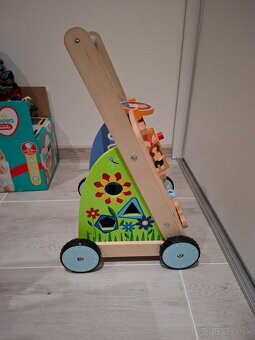 Drevené chodítko s aktivitami - 3