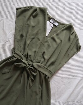Khaki šaty s výstrihom - 3