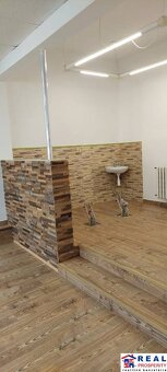 HLAVNÁ: 1.p.- 34,5 m2 - IDEÁLNE na KADERNÍCTVO - VOĽNÉ PRIES - 3