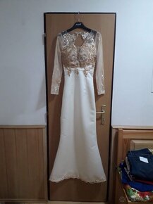 Perfektne svadobne saty zo zlatym zdobenim - 3