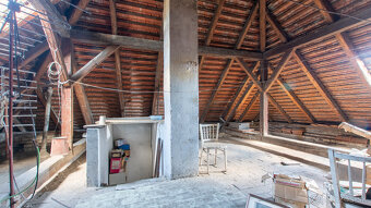 Starší rodinný dom s ideálnym pozemkom v pokojnej rodinnej o - 3