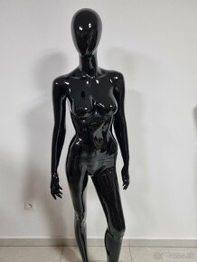 Dámska figurína čierna lesklá na predaj - 3