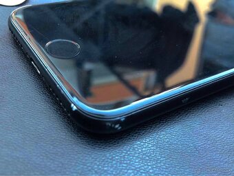 Predám IPhone SE 2020 64GB Black v TOP stave. - 3