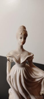 Porcelánová stará soška dáma - 3