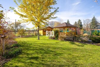 RODINNÝ DOM S ÚŽASNÝM SÚKROMÍM, VEĽKORYSÝM POZEMKOM A MODERN - 3