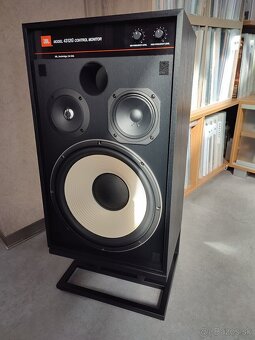 JBL Premium 4312G 3 pásmový reproduktor čierny + stojany - 3