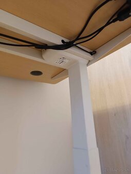 Predám elektrický výškovo nastaviteľný PC stôl s výrezom - 3