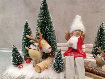 Vianočná dekorácia s dievčatkom na lavičke - 3