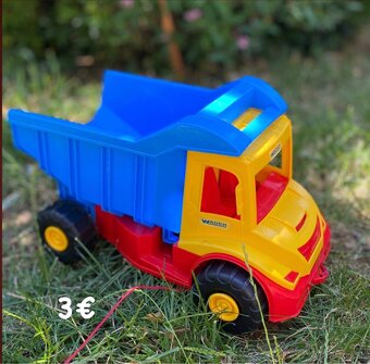 Traktor, menší náklaďák. - 3