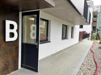 Obchodno-kancel. priestor / byt s predzáhradkou a VIP parkov - 3