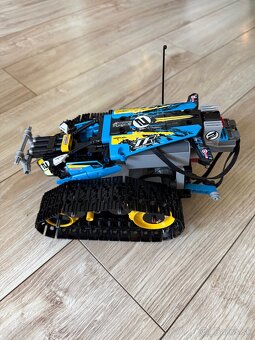 LEGO Technic 42095 Kaskadérske pretekárske auto - 3