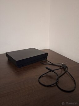 Xbox One X - 3
