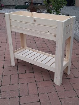 Vyvyšený záhon s policou - 3