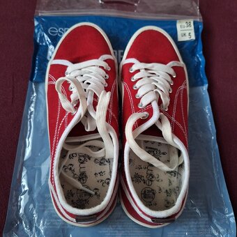 ČERVENÉ TENISKY ako nové (v. 38) 6 € - 3