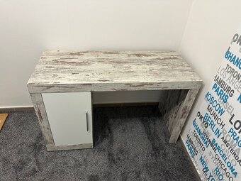 Posteľ a písací stôl - 3