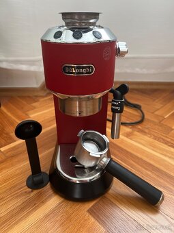 Pákový kávovar De'Longhi Dedica EC 685.R - 3