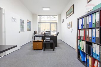 NA  PREDAJ: Reprezentatívny komerčný priestor pod hlavnou st - 3
