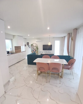 Moderný átriový rodinný dom v Beladiciach – novostavba - 3