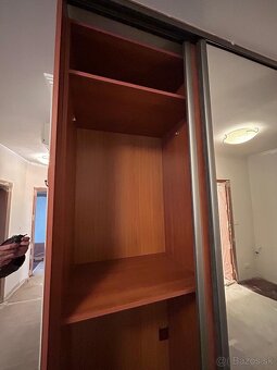 Predám skriňu s posuvnými dverami - 3