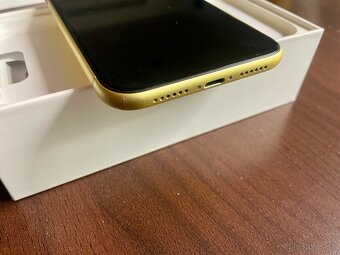 iPhone 11 / Yellow - 3