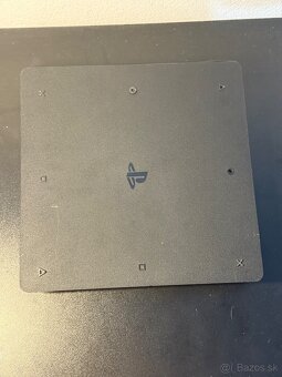 Predám Hernú konzolu PS4 Slim 500GB Minimálne známky používa - 3