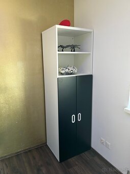 Postel, skriňa, stôl - 3