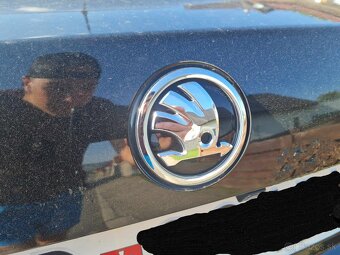 ŠKODA chromové emblémy / znaky / logo / rovný - 3