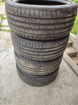235/40R19 - 3