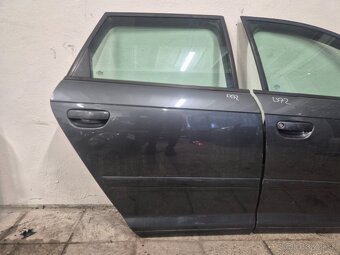 Predám náhradné diely na Audi a3 8p - pravé dvere - - 3