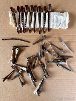 Staré spony, natáčky, holičský strojek na vlasy, flakony - 3