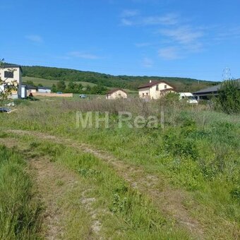 BENIAKOVCE - rovinatý pozemok 691 m2 na výstavbu RD - 3