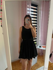 Čierne šaty s jemnou čipkou - 3
