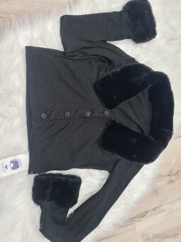 Čierny crop top s kožušinkou - 3