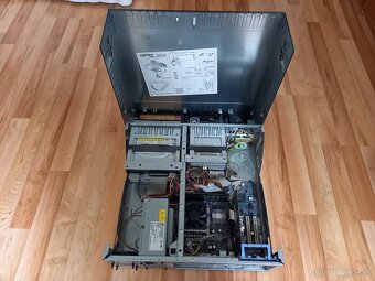 Starý počítač Pentium 4 - 3