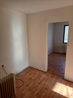 Predám starší dom s velkým pozemkom - 3