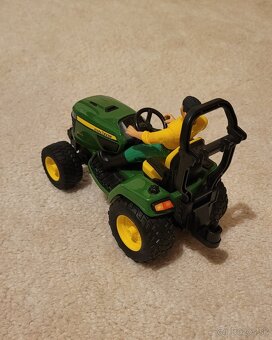 Bruder mini traktor John Deere s figurkou - 3