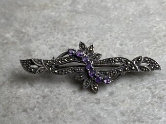 Strieborná brošňa v tvare listu s Amethistami a Marcasitovým - 3