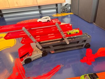 HotWheels kamión-odťahovka, vrtuľník a dráha - 3