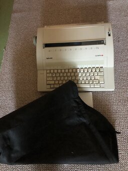 Písací stroj OLyMPIA v bezvadnom stave za 15e - 3