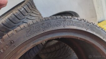 Pneu 235/30-r12 - 3