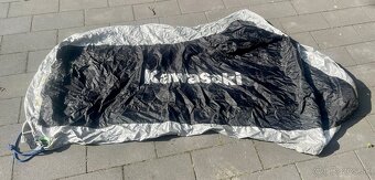 Predam helmu a plachtu na motorku - 3