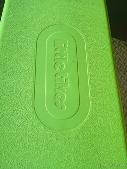 Záhradný stôl s lavičkami plastový - 3