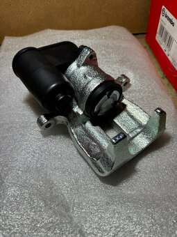 Brzdový strmeň BREMBO - 3