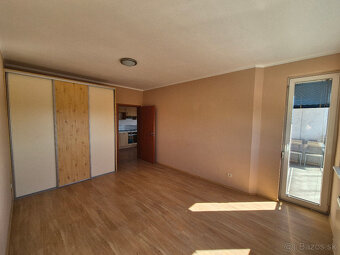 Znížená cena- priestranný 2 izbový byt s parkovacím miestom - 3