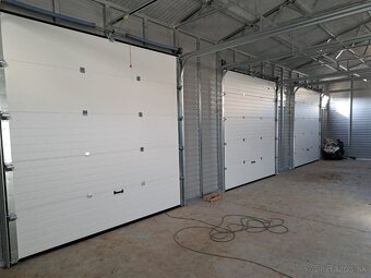 Plechová hala 7,5 × 15 m – segmentové brány, okná, odkvapy – - 3