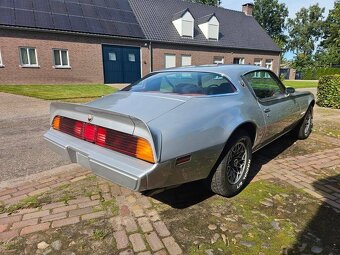 Pontiac Firebird V8 z roku 1980 - 3