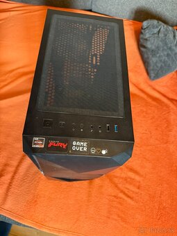 Predám PC skriňu GameMax Revolt - 3