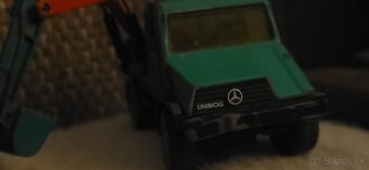 zberateľský model SIKU – Mercedes-Benz Unimog s bagrom - 3